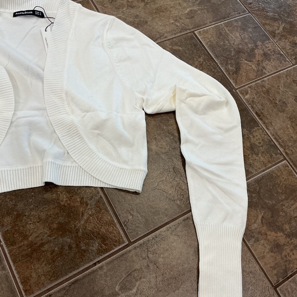 ❄3/$26 Xmas sale❄ Ivory White Cropped Cardigan - Picture 3 of 3